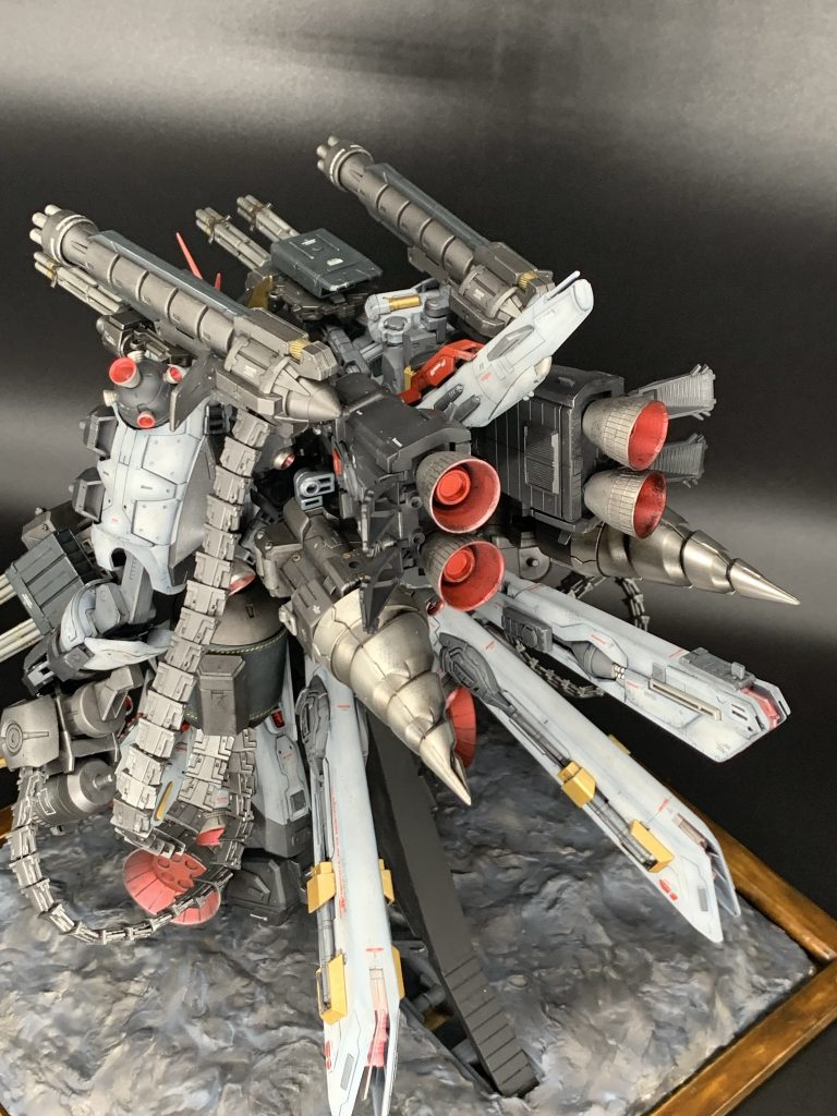 全体的にバランス良くミキシングし、どの角度からも見応えのある作品にしようと心がけました。台座がショボいのはスルーしてください。