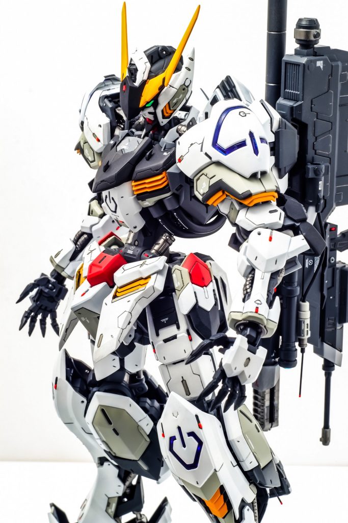 まずはカラーリングから。最強の機体、ということでお察しの方も多いと思いますが、そう、その作品からインスパイアされたカラーリング、装甲の分割、ディティールアップとなっています。差し色としてガルグレーをバランスよく配置。胸下ダクトからのパイピングは100均充電コードに針金を通して塗装して仕上げました。滑腔砲のパイピングも同様。