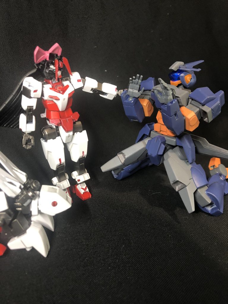 アカネ「どうせイブキ探してるんだったらさ、アタシにも協力してよ？アタシも散々探したけど見つからなくてさぁ…早くイブキに会いたいんだから(o´∀`о)」シミズ「いやですがこれ一応フォースへの依頼だし、守秘義務とか報酬とかそういう…」アカネ「え？アタシの…頼みが…聞けないとでも…？(ボキボキと指を鳴らす音)」シミズ「や…やらせていただきまぁす！(トホホ…やっぱりこうなるのね…)」アカネ「よし！じゃアンタ空からも探して！アタシ高い所苦手なのよね〜」シミズ「いやアカネさま、この機体飛べませんが…」アカネ「あらそうなの？じゃあアタシが飛べるように改造してあげるわ！」シミズ「えぇ！？(俺の機体に何する気なの…⁉︎)［次回予告］GBNで忍というしがらみから一時でも解放され、フォースを作って楽しくやっていたエージェント・クリアウォーターことシミズ君。多くの忍を束ねつつある強大な上司(のような立ち位置)であるアカネに捕まってしまったからさあ大変！彼の未来は、そして彼の安息の地はどうなってしまうのか…⁉︎次回、「イブキを探せ！ヒントは忍者と…麒麟⁉︎」にご期待ください。つづく(続かない)