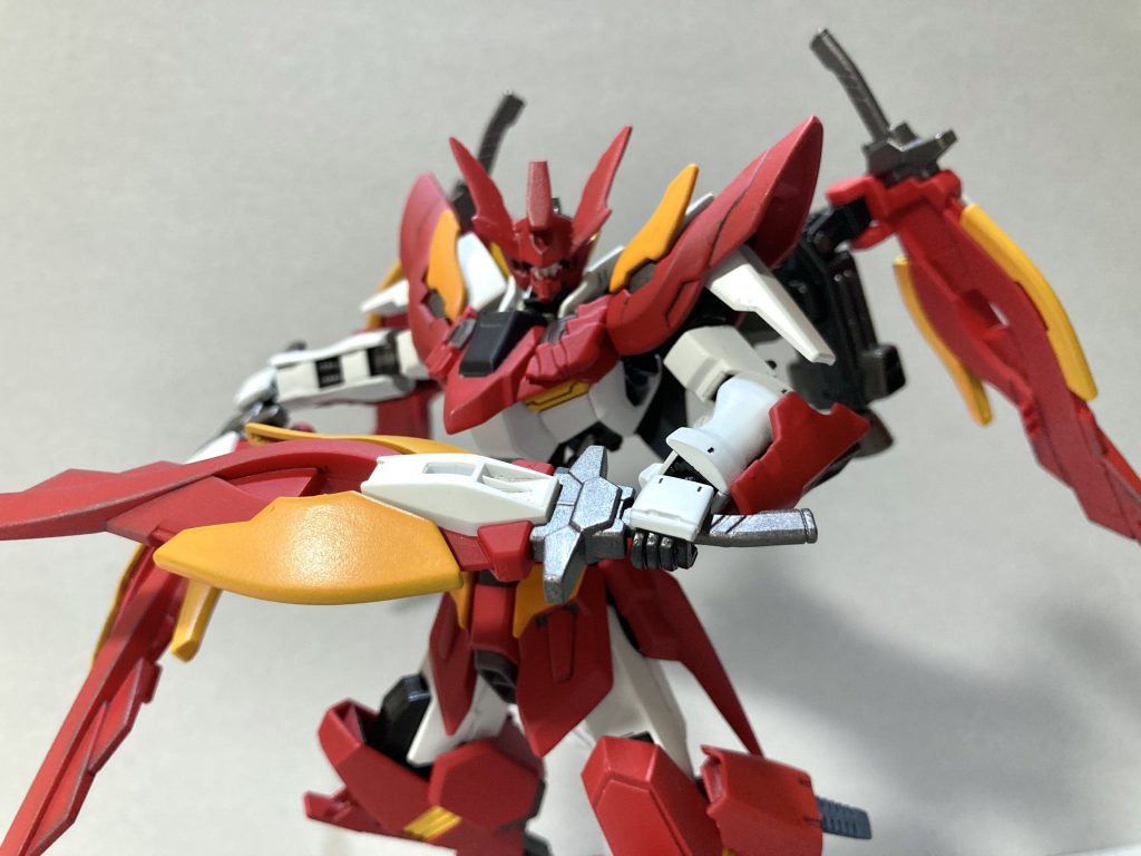 アップで。顔はフラウロスを使っているのであまりガンダム顔ではないですが、それが良いなと思ったので。ちなみに手甲部分はRギャギャのパーツを使用しています。