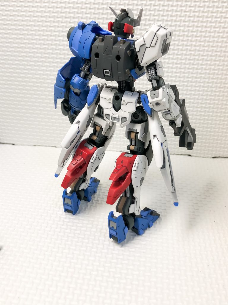 背部です。足周りは、元のままだと爪先の黒色も含めて寂しい感じがしたので、ちゃんと爪のようなパーツ分けにしました。ディテールの浅い箇所は作り直したりしています。