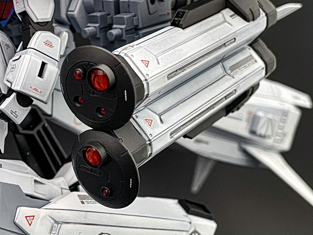 高精度デュアルレドームセンサー索敵・環境情報収集用のレドームセンサー。射撃用のカメラとして機能する他ミサイルの誘導にも利用される。コトブキヤのパーツを軸にMGディープストライカーなどを参考にレンズパーツ等でディティールアップ。本来はIフィールドジェネレーターに相当する部分ですが、AGEの世界線ではバリアやフィールドといった装備はほぼ無いのでセンサーの集合体ということにしました。