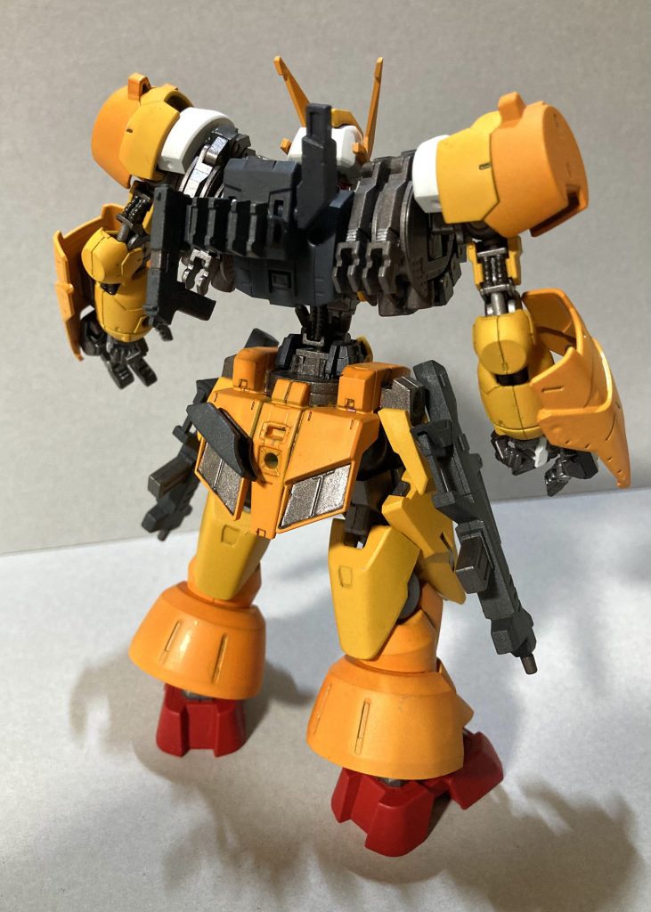 バックショット。バックパックやリアスカートに武装懸架用のウエポンラックを多数持つ。