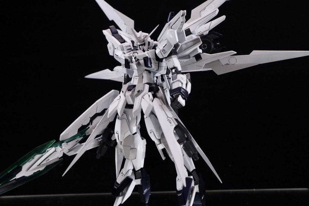 ラグラミス攻略戦後、100年目のラストに辿り着くまでに、なんのわだかまりもなく平和が訪れるってことはないでしょう。連邦、ヴェイガン双方に、あのとき流した血と涙は…的な過激派のような輩がいるだろうと思いまして、そんな輩を鎮圧する特務隊があったのでは？とか考えて作りました。AGEシステムは「イヴァースシステム」開発に使用されるため使えず、ロディ マッドーナウェアを廃止して工房にこっそり保管しておいたAGE-2の補給用パーツとヴェイガンが持っていたEXA-DBの技術を用いて新動力を開発、アセムのAGE-2DHを改修した。アセムの希望により一部DHの装備をそのまま流用。というずるずるな設定。