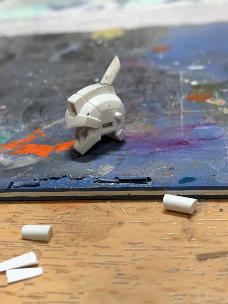 頭部のアンテナは当初ランナーを切り出して作ろうとしていたが、プラ板使った方がいいことに気づいたので、最終的にプラ板でそれらしく作製。