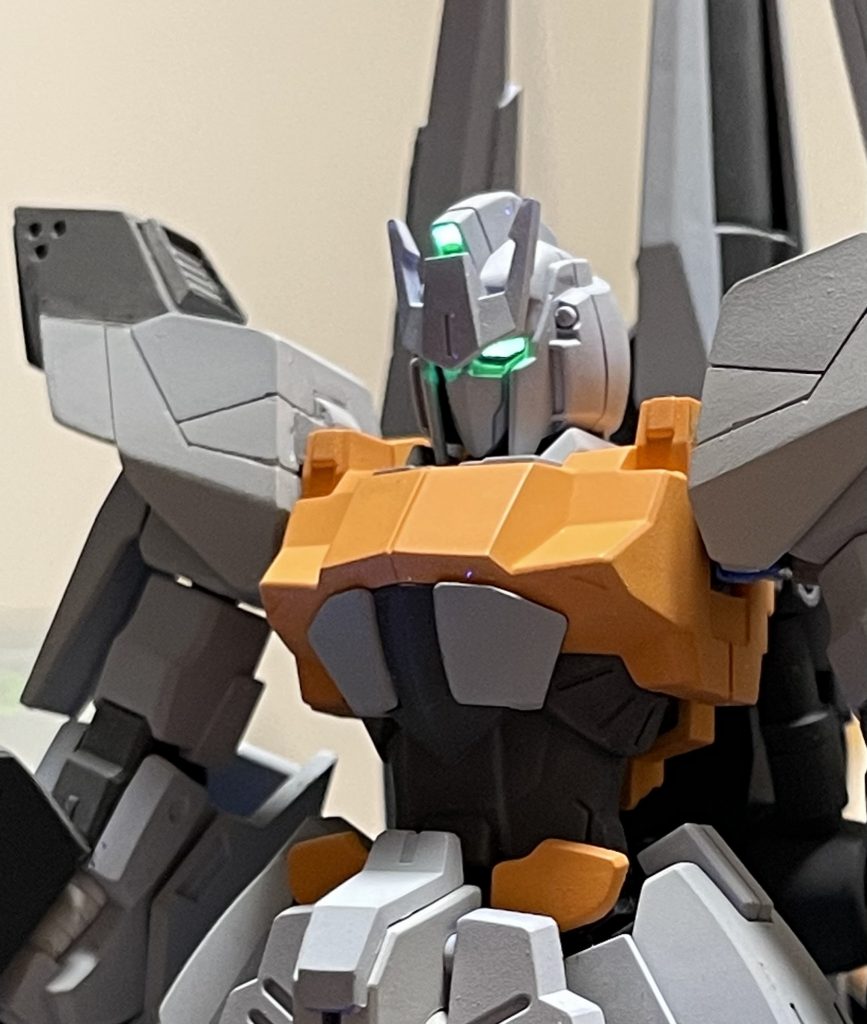 メインカメラ発光テスト。ホイルシールの効果なのか、ブラックライトの反射光が周りのパーツに照り返すんで本当に光ってる風なのが良いです。