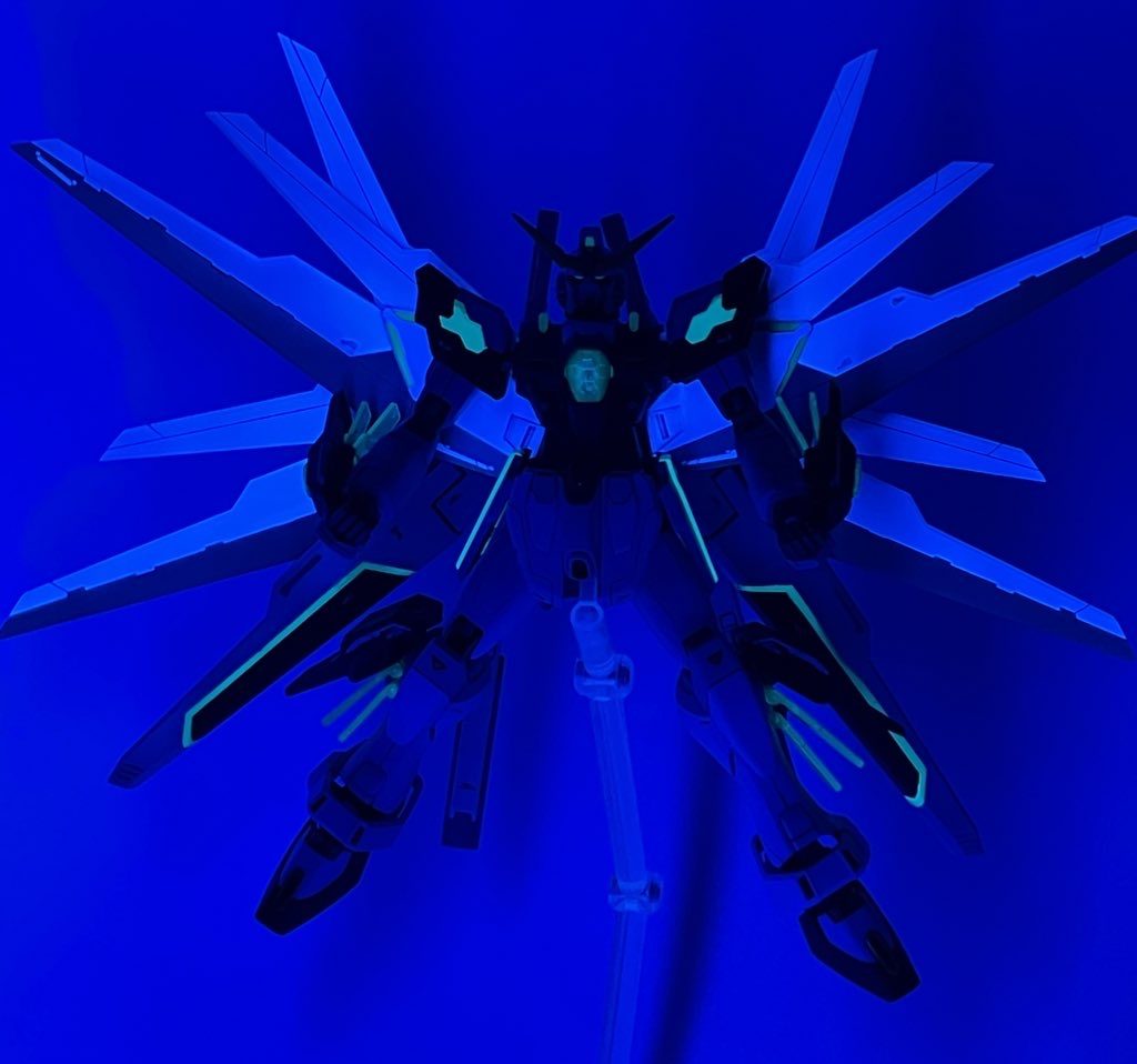 ブラックライト対応で光ります