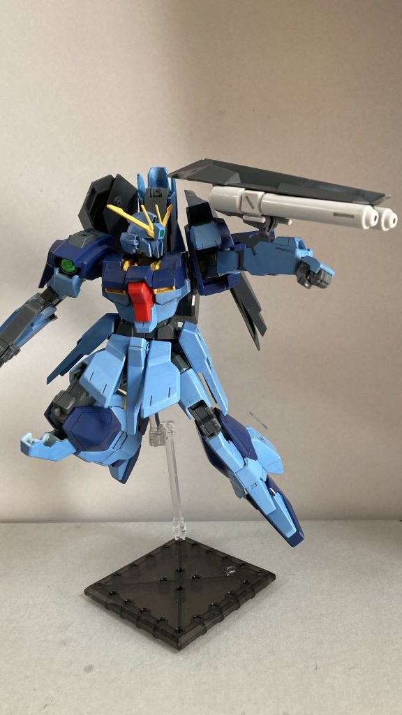 サブ武装「ビームカノン×2」コトブキヤのウィングパーツについてきたシールドが中々かっこよかったため、そこにSガンダムのビームカノンをセットしました接続はRギャギャのシールド接続パーツをいじったもので装着してます変形時のメイン武装になります