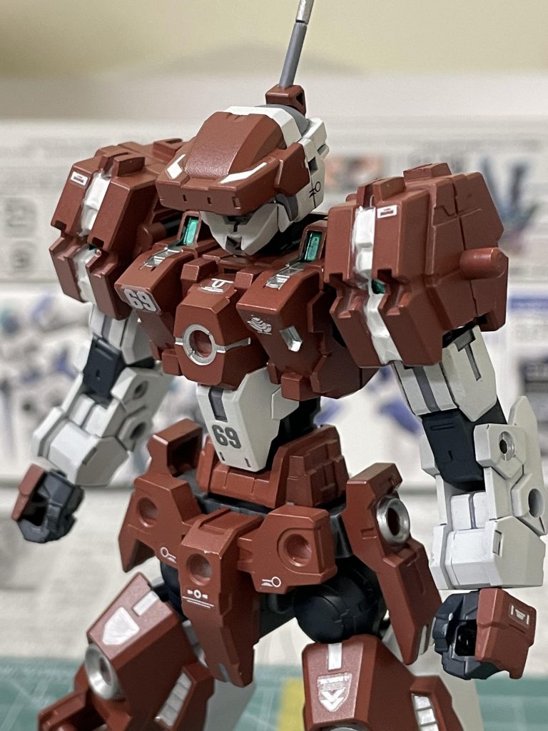 胸部アップ。　基本塗装は灰サフ下地にMr.カラーでエアブラシ塗装。　最後に部分塗装をエナメル筆塗りで仕上げて完成。相変わらずのお手軽仕事です。