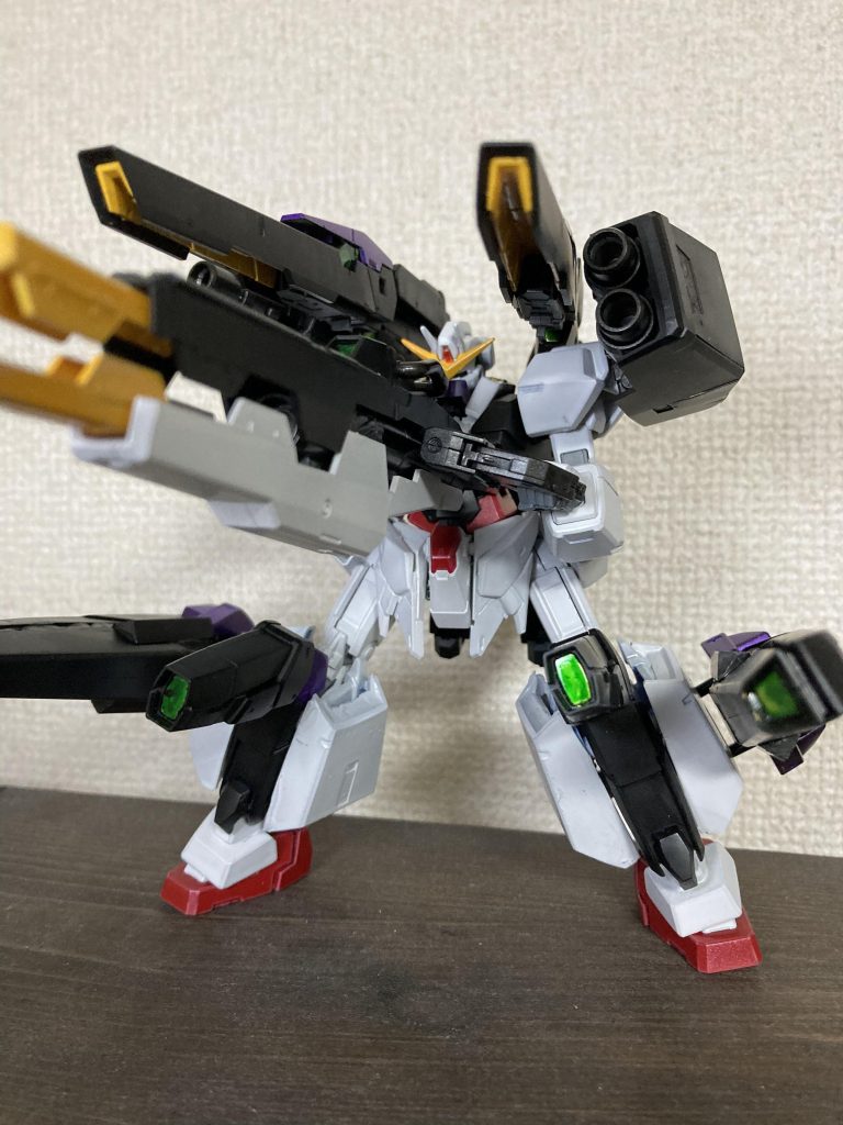 オーバードライブモードから全武装展開 ディストーションドライブ今回は｢BLAZBLUE｣の要素を多めに取り入れたかったので、BLAZBLUEの｢オーバードライブ｣｢ディストーションドライブ｣からオーバードライブはセラヴィーで言うとこのフェイスバーストモードの事フルパワーを発動するときにオーバードライブを使い、その状態で全武装展開して攻撃するのをディストーションドライブとしました