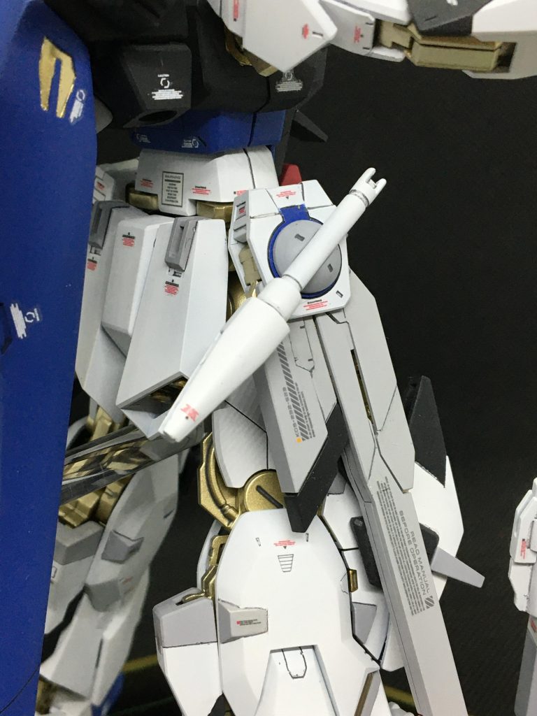 サイドアーマーはRGストフリのパーツを使用するため、腰部との接続アームを『HG＆RG』それぞれのストフリパーツを繋ぎ合わせ。サーベルビーム発生部には、RGダブルオーのGNソードⅡだったかを流用。