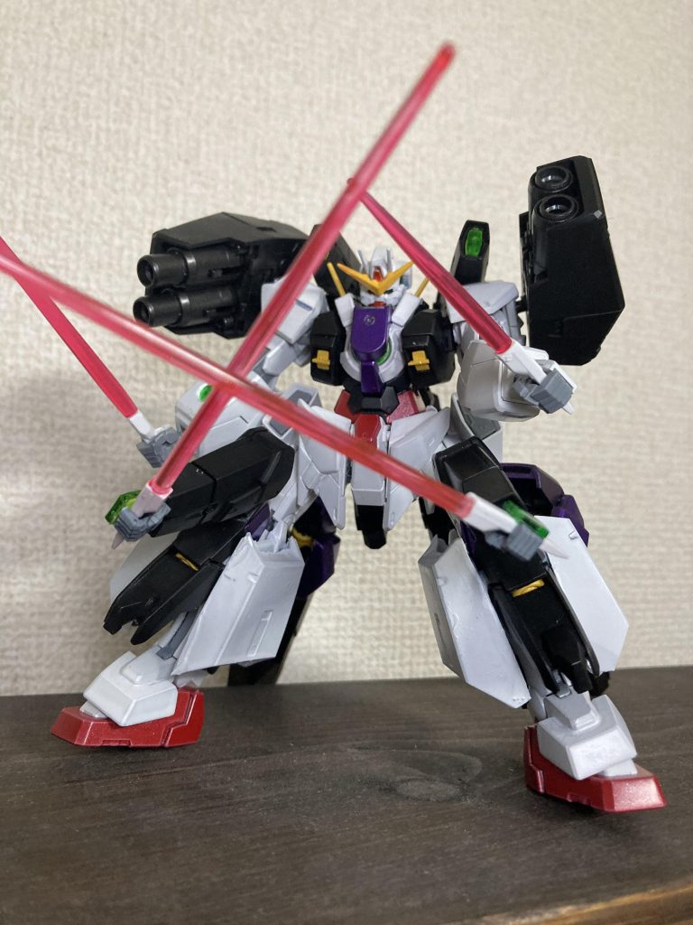 近接武器ビームサーベル隠し腕も展開し四刀流本当は肩の隠し腕も展開して六刀流とかしたかったけどパーツが足りないので断念設定的には可能 