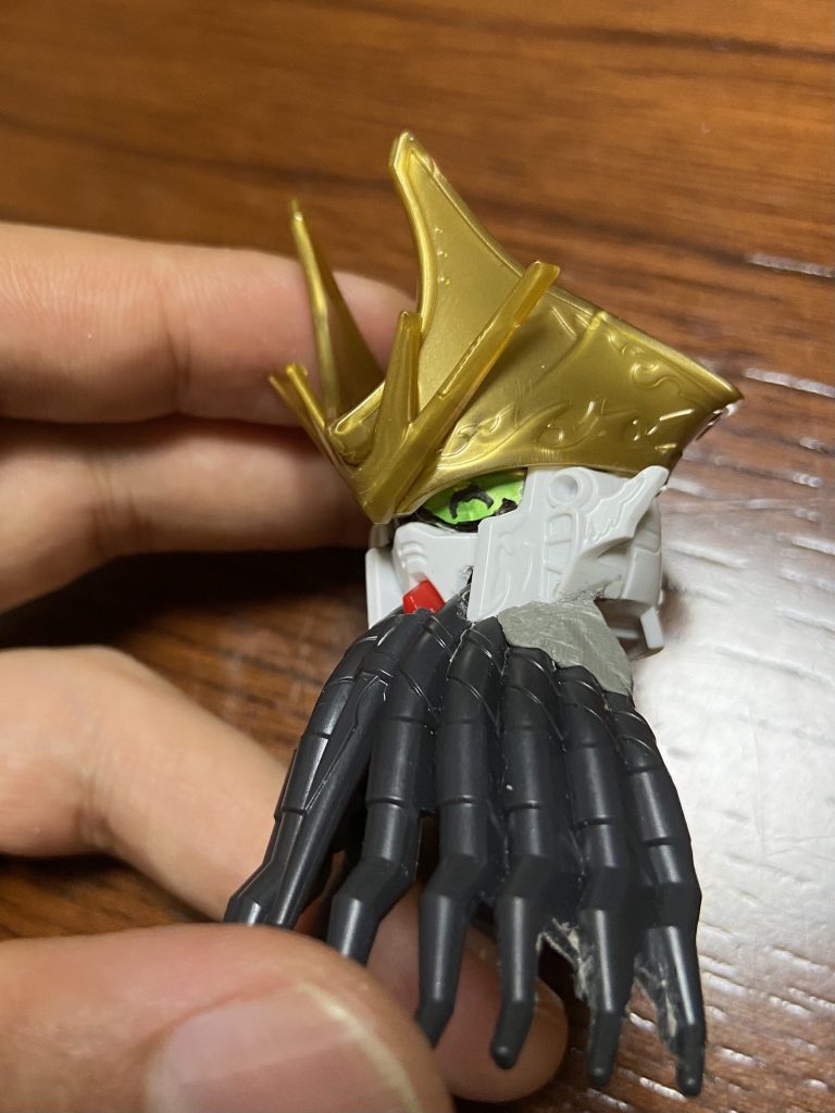 キョロキョロシステムは目のシールの代わりにステンレステープを貼り、メタルプライマーして塗装後、瞳パーツの裏にマグテープを貼れば完成です。分解することなく目の調整が可能です✨マグネットさえ仕込めばどんな目もできます^ ^外せば瞳なしも可能です^ ^ 今回はDAISOさんのルアーアイの裏にマグテープを貼ったものを採用してます!写真は試作段階✨