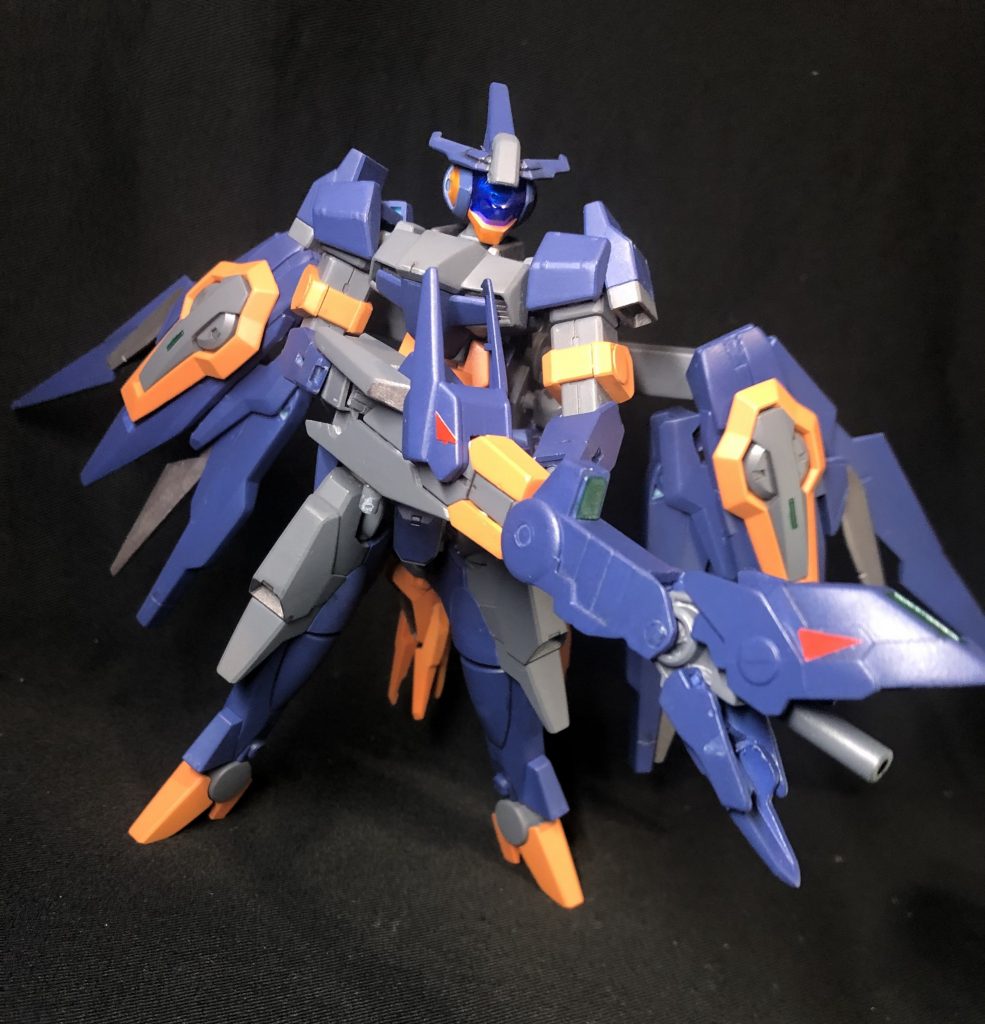 連結ドッズライフル[ロックバードガン]2本のライフルは連結可能で、威力・射程共にアップする。鳥の口を開くとエネルギーが拡散し、広範囲へ放出する(所謂ゲロビ)。逆に閉じた状態だとエネルギーが収束し、貫通力のある射撃となる。背中のバインダーは可動のクセが強いですが、割と自由度は高め。下に向けて空中制御の精度を上げたり、後ろに回して急加速したりと、状況に応じて色々動かす感じです。