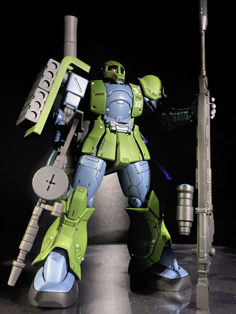 正面ショット、フル装備。キットは安定のザククオリティでプロポーション、可動ともに優秀。デニム機とスレンダー機を右肩の違いで再現。今回はスレンダー機として作りました。改修は毎度のモノアイのHアイズ化とモノアイカバー追加ぐらい。カラーリングはファースト寄りに明るめに。