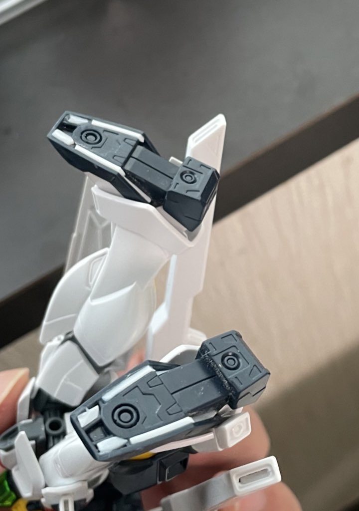 足裏はプラ棒を削って埋めました。