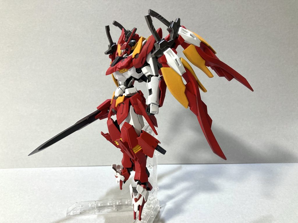 広げた状態でサイドから。ゼロ炎のソードは2セット分計4本を用意しました。目的は多武装による継戦能力向上なので。