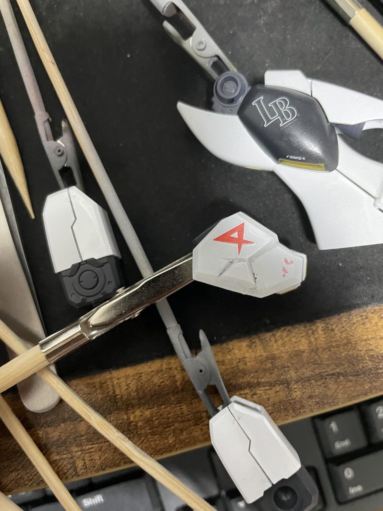 デカールも少量貼っています。