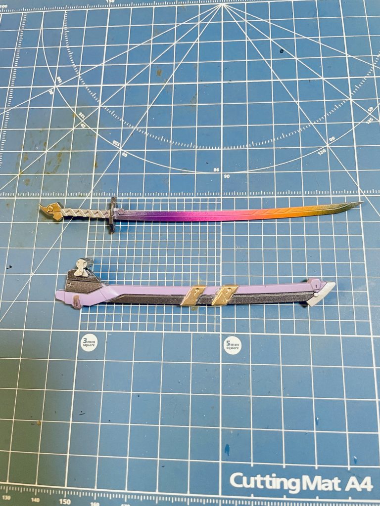 ファンネルのグラデーションもそうですが、刀のグラデーションもかなりこだわりました。ファンネルよりも少し鉄っぽさを出すために薄〜くシルバーを吹き、虹色のグラデーションが消えないように気をつけました。