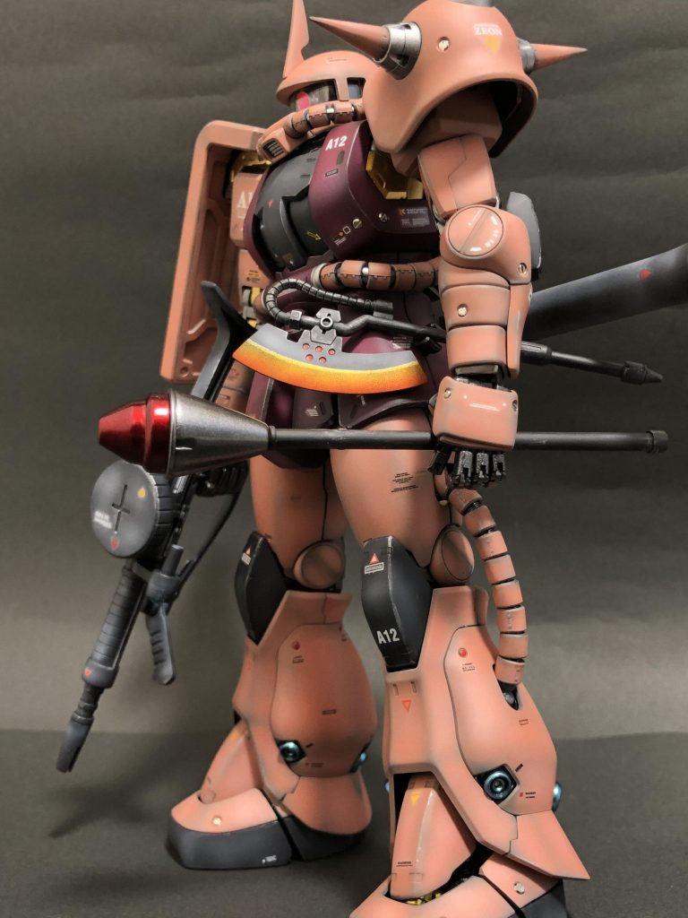 各所のモールドを開口してメタルパーツを埋めました。武装も本体と同じくグラデーション塗装にしてヒートホークはキャンディー塗装のグラデーションで焼き表現を付けました🙋‍♂️シュツルムファウストはドムパーツから流用しました。