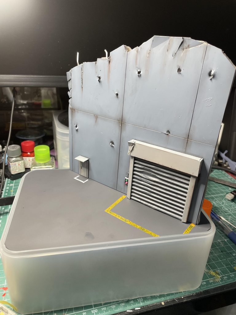 壁をラッカーで塗装し、リアルタッチマーカーやエナメル塗料でウェザリング。