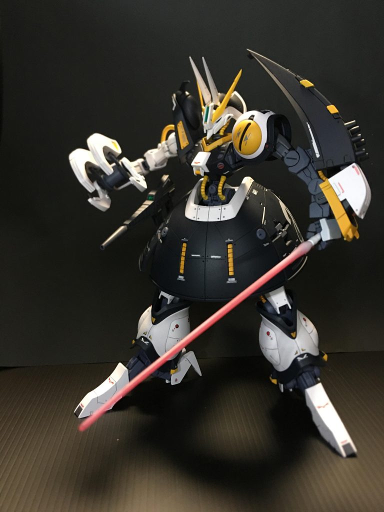 ビームサーベルはMGストライクから。下半身は可動範囲が狭いですが上半身はよく動きます。全身各部のケーブルは軟質パーツで塗装には不向きですが、ガイアカラーのプライマーを下地になんとか塗装しました。可動には絡まないのでプラパーツでもよかった気がしますが…!