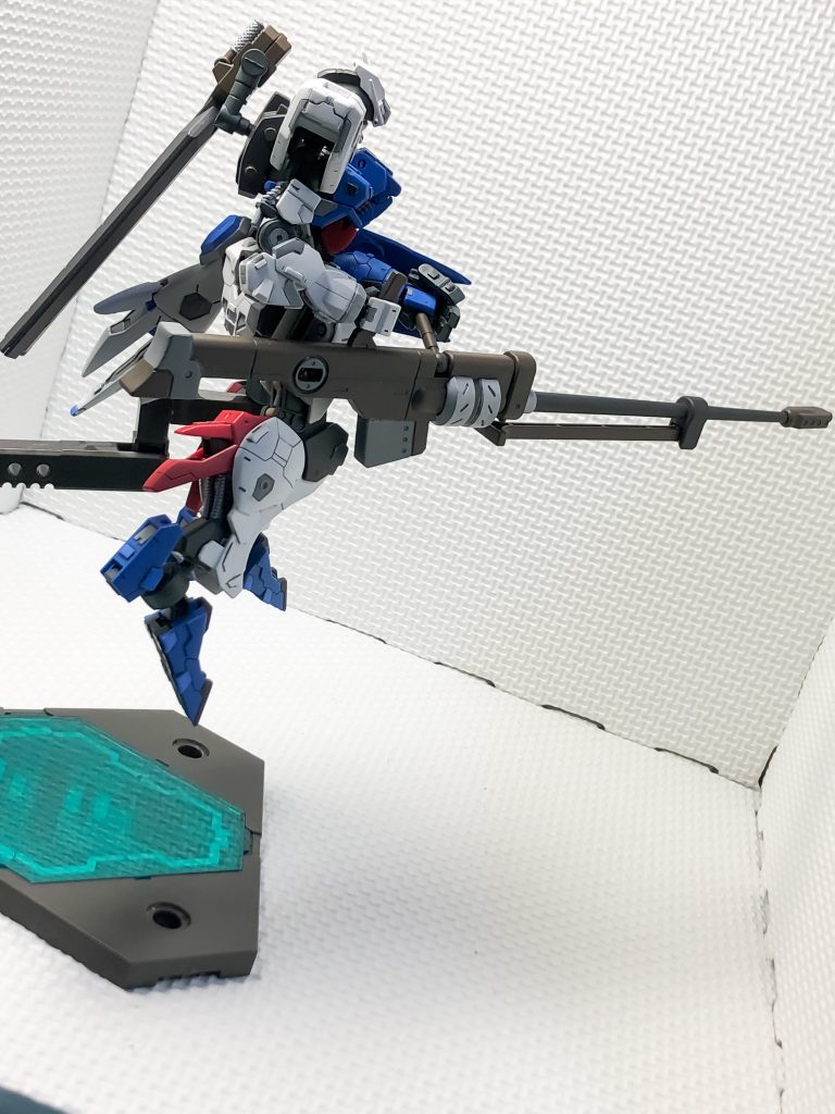 もうひとつの武器のマテリアルライフルは、変に手を加えずシンプルに合わせ目処理と塗り分けるだけにしました。かなり大きいので後ろから見ても迫力があります。