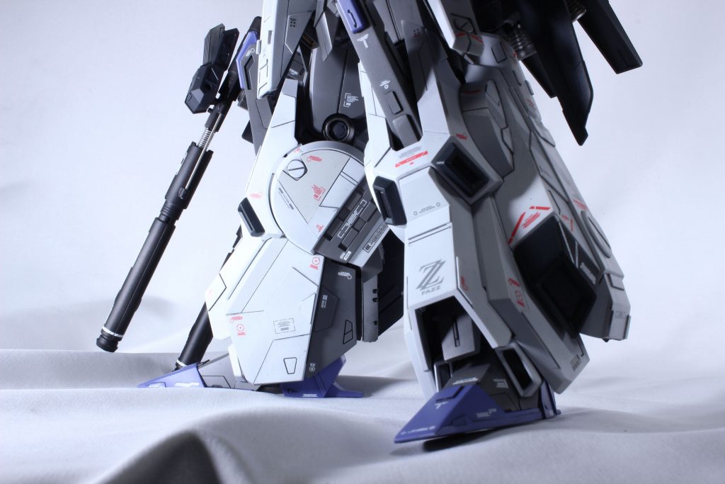 脚の平面をひたすら飾っていきます。パーツと工作の精度が今回の課題でしたので失敗したらやり直すを繰り返し、納得いくまでやりつづけ。今回はいつものハイキューパーツのデカールだけではなく純正を核にしたかったので純正とぶつからないようにディテール。