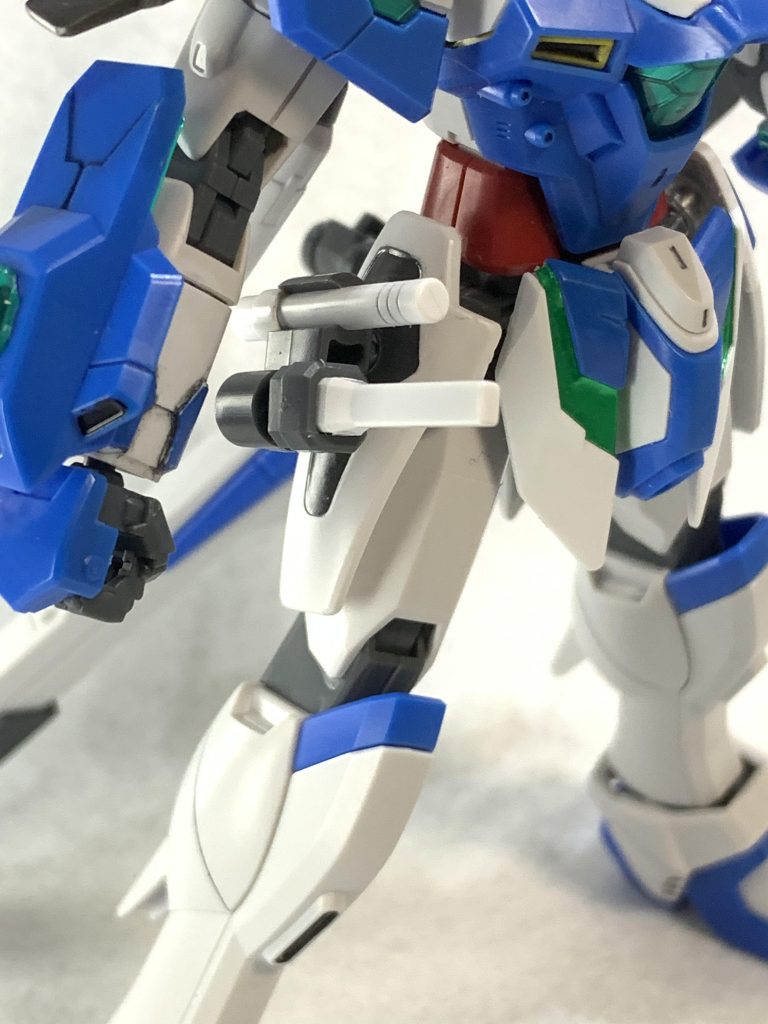 サイドには予備のビームサーベルを懸架できるラックを装備。左右どちらにも装備可能。