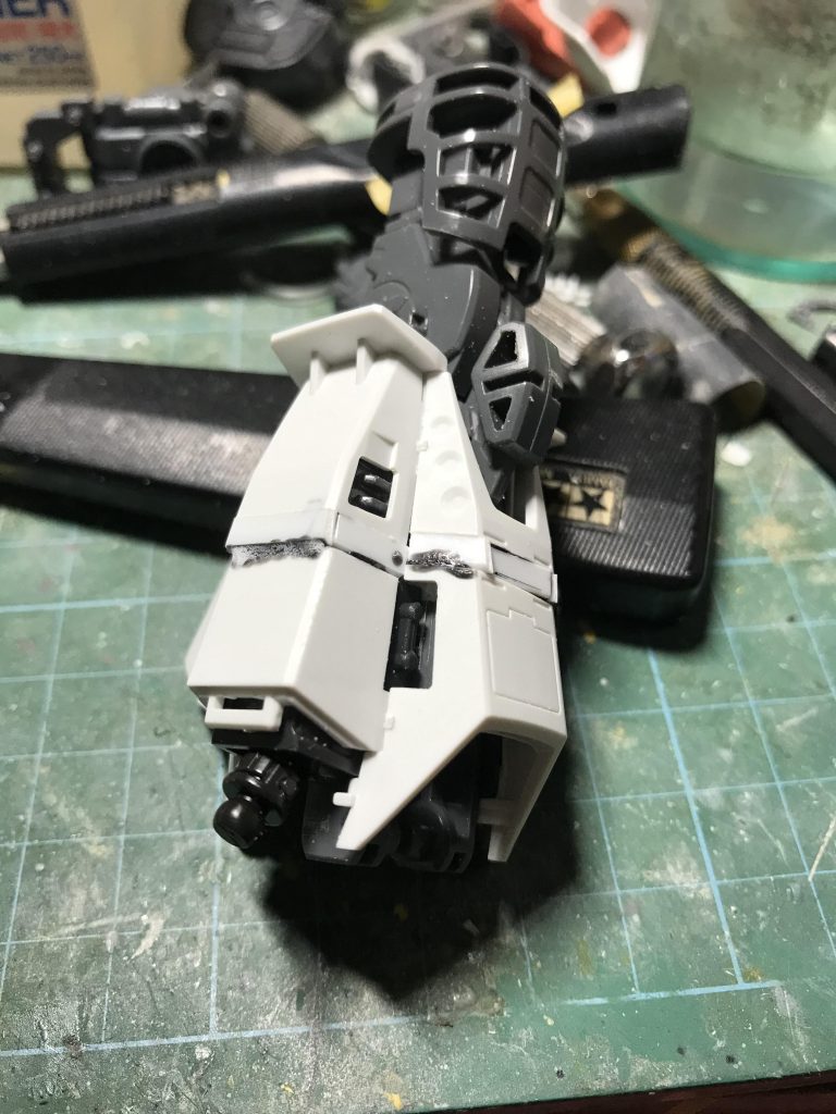 フレームはまだマシなのですが、装甲の3mm延長は正気の沙汰ではございません(笑)瞬着カラーパテ様々です。