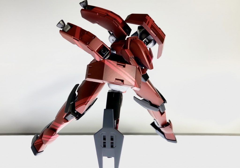 ビルダーのこだわりなのか、右半身は斜め主体のライン、左半身は縦主体のラインで成り立っている。ちなみにラインには蛍光塗料が調色されており、ブラックライトで光るもよう。