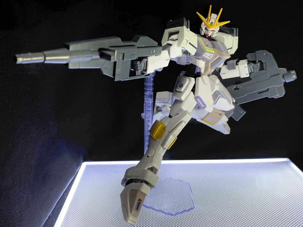 荒ぶるSEEDのポーズ。