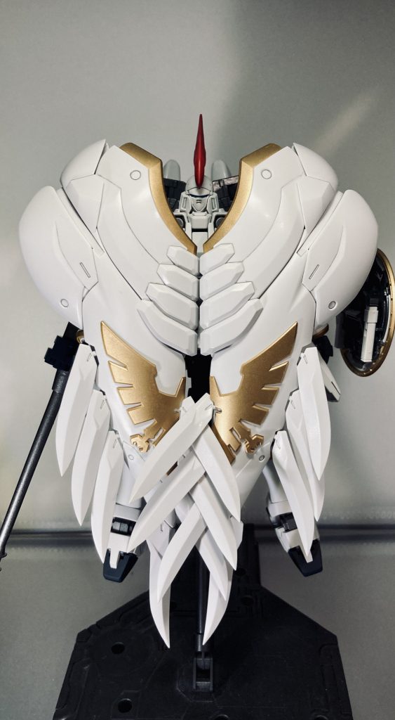 結構ポージング取らせるの難しい羽根を畳んだポーズ。コツは羽根先を交互に重ねたら固定しやすかったです。