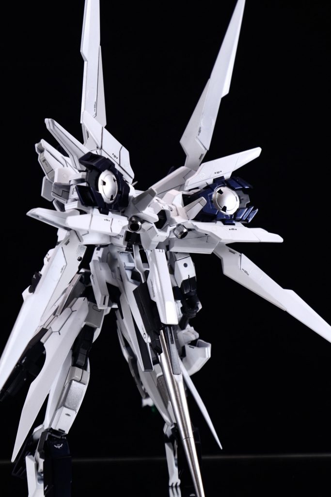 背面。高機動システム「プリズムドライブ」虹色の光を放つことから名付けられた。開発された新動力を使用し、この光がまるでダイヤの輝きのようだと例えられたことからダイヤモンドの語源「アダマス」と機体名付けられた。ギリシア語で「征服しがたい」を意味する言葉である。高出力高機動で尚且つキレイ。可変するAGE-3オービタルみたいな運用イメージ。…嘘です。名前は意味的にも通ると思って近くあった皆川亮二先生のマンガのタイトルを拝借してこじつけました。申し訳ございません。