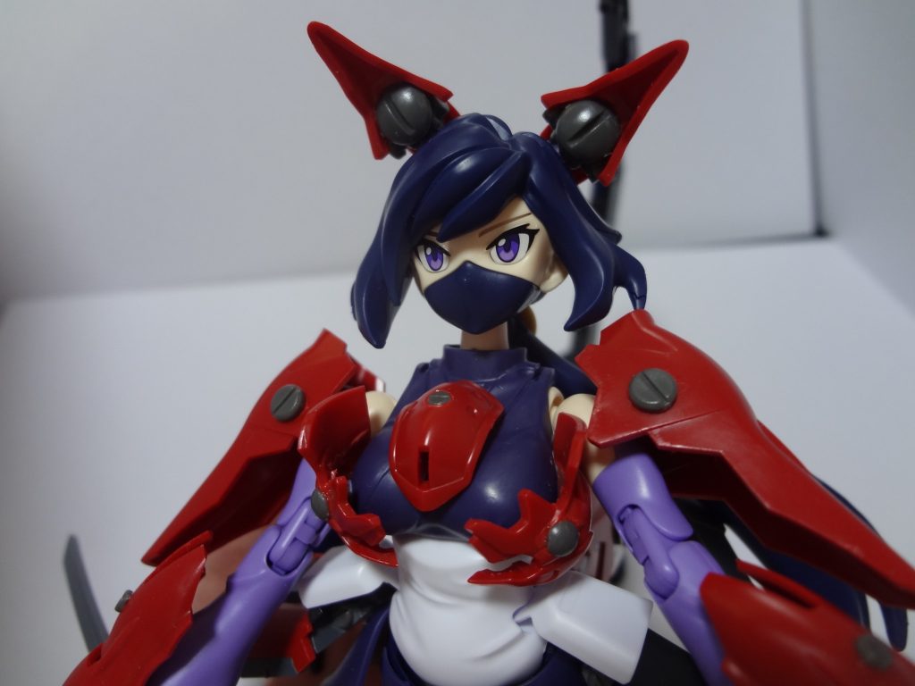 武装はシナンジュのパーツを流用し狐耳と和風甲冑風に、細かい装飾や穴貫通を隠すためにディティールアップパーツを使用しました。胸アーマーはシナンジュ頭部という業。シナンジュ一体でここまでパーツ取ができるのはありがたい!頭部が寂しかったので、この後にツインテール化。