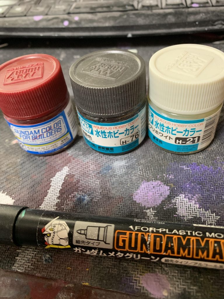 色は胴、肩にガンダムカラーのレッド、足、腕にグランプリホワイト、関節、フレーム、バックパックに焼鉄色目はガンダムマーカーのメタルグリーンを使用しました。