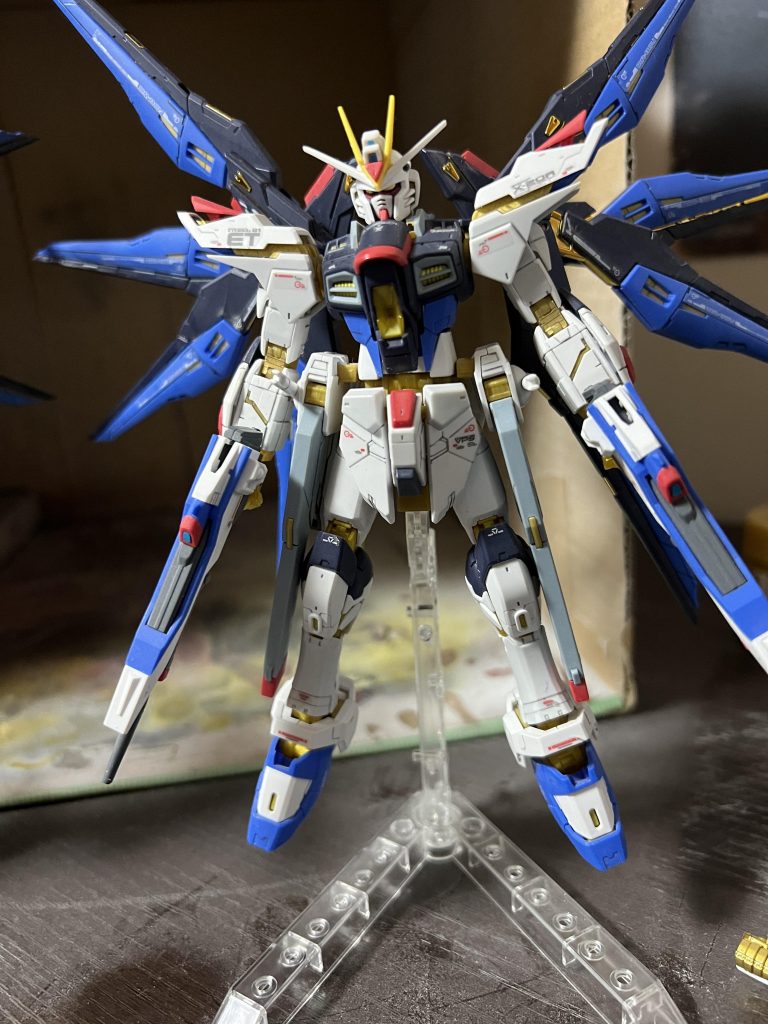 素組との比較です。今回初めてRGの塗装をしましたが、パーツが多い為とても苦労しました。ABSへの塗装も初めて行いました。ご覧いただきありがとうございました。