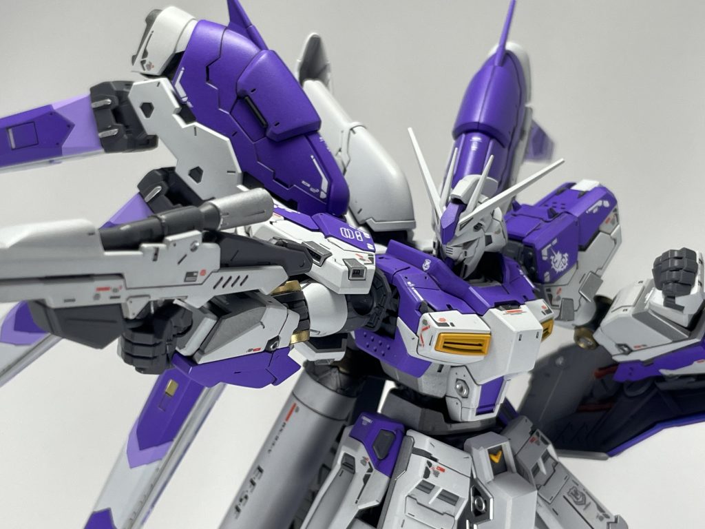 今までパチ組みにスミ入れする程度だったのでRGをちゃんと全塗装した時のクオリティにビックリしました。