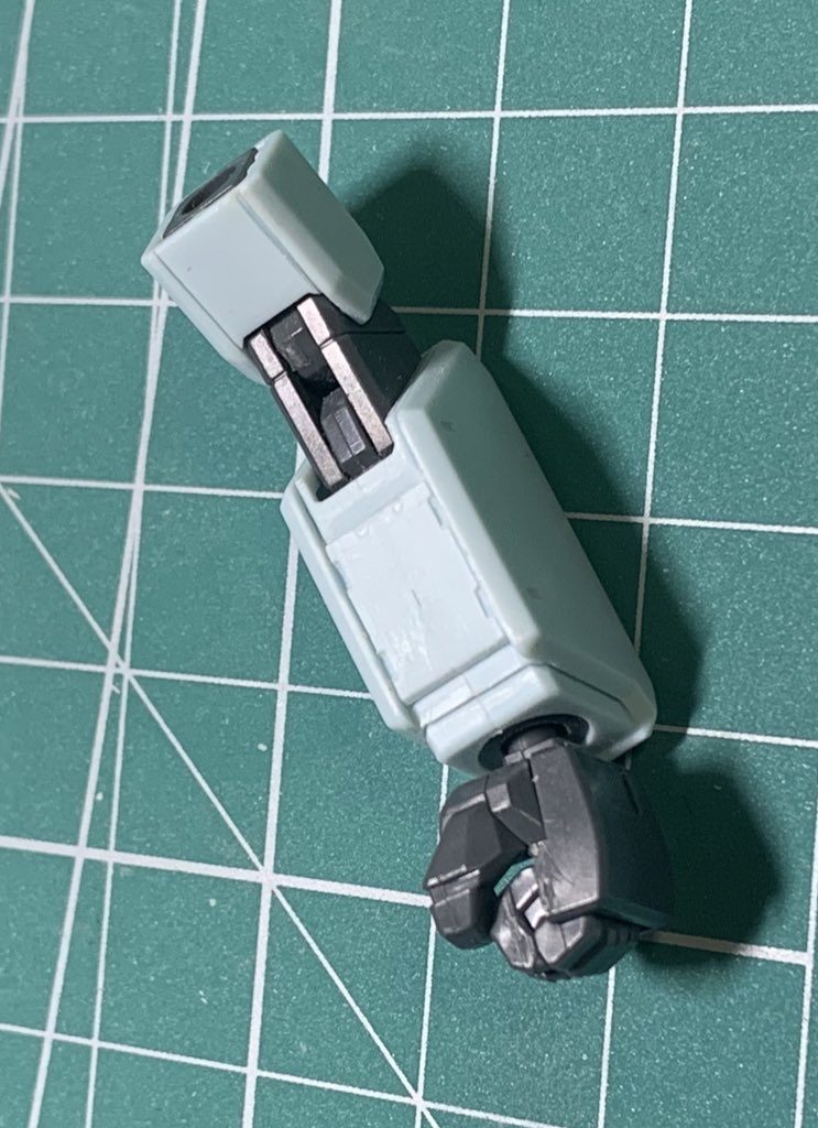 腕をアーカイブ寄りにするため、段落ちにしてスジ彫を追加しました。