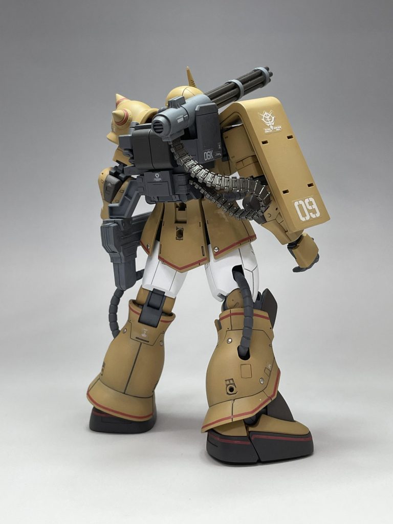 地上戦専用のため、脚の横にあるスラスターのような穴は埋めようかと思いましたが、面倒臭くなってやめてしまいました。ザクIIの流用でザクハーフキャノンを建造した時に、スラスターは要らないのだが、故障しなければ蓋をしなくてもいいか、という事もあったのではないかと。ただ、他の穴は、一度開口して虫ピンを使って蓋をしました。