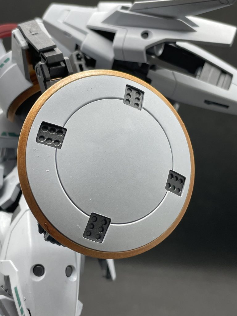 つるんとした盾がカッコいい