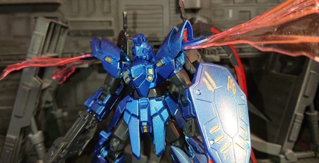 顔は騎士風バイザー装備　