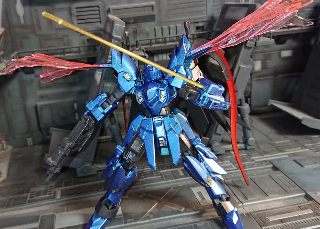 左腕はビームサーベルユニット装備