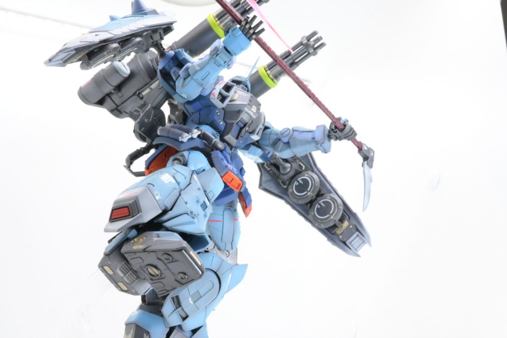 下から仰ぎ見たアングル。シールド裏も頑張って塗り分けしました。