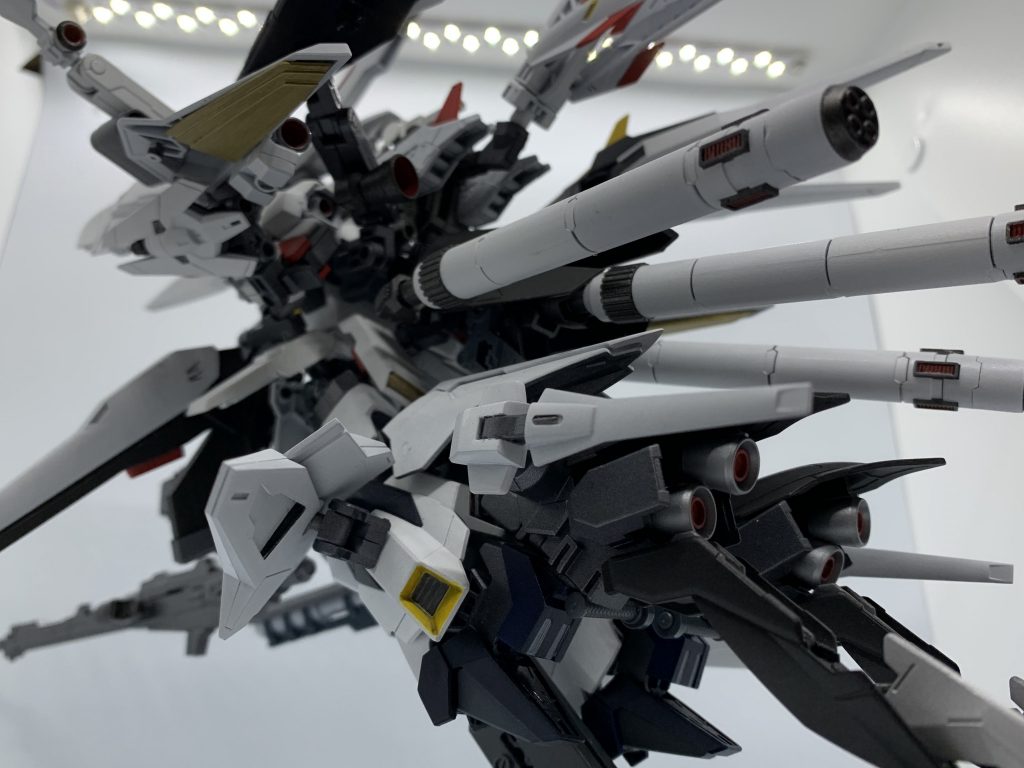 劇場版閃光のハサウェイを鑑賞して『ペーネロペー欲しいなー』と思っていたらプラモが売り切れていたのでそれっぽいMSを作りました。中々気に入っていますが重すぎて破損が怖いです。最後まで見てくれてありがとうございます。粗末な出来の作品ですが、皆様の感性に少しでも触れるものがあれば悦ばしく思います。