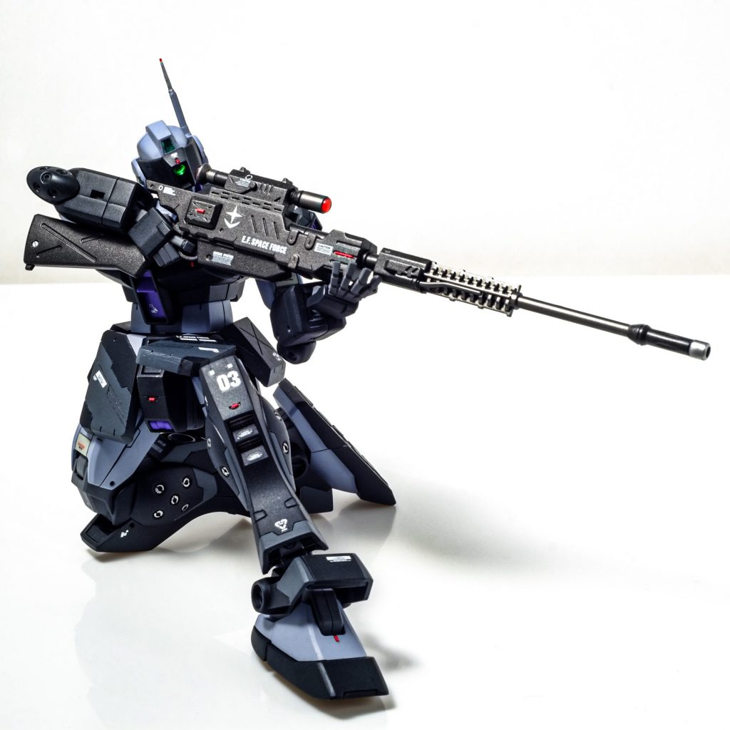 各部を延長してプロポーション変更したことによりHGUCでもかなりの可動域を確保できました。スナイパーライフルは既存のものが少しマタギっぽいので笑 ガンダムらしく新造しました。ふくらはぎのボルトは埋め込みではなくマルイチにスジボリ後穴開けして塗り分けをしています。