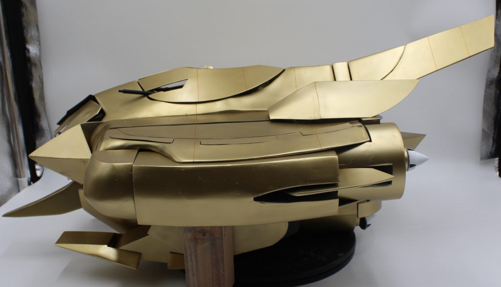 側面。大型の撮影ブースに入らないほどの大きさです