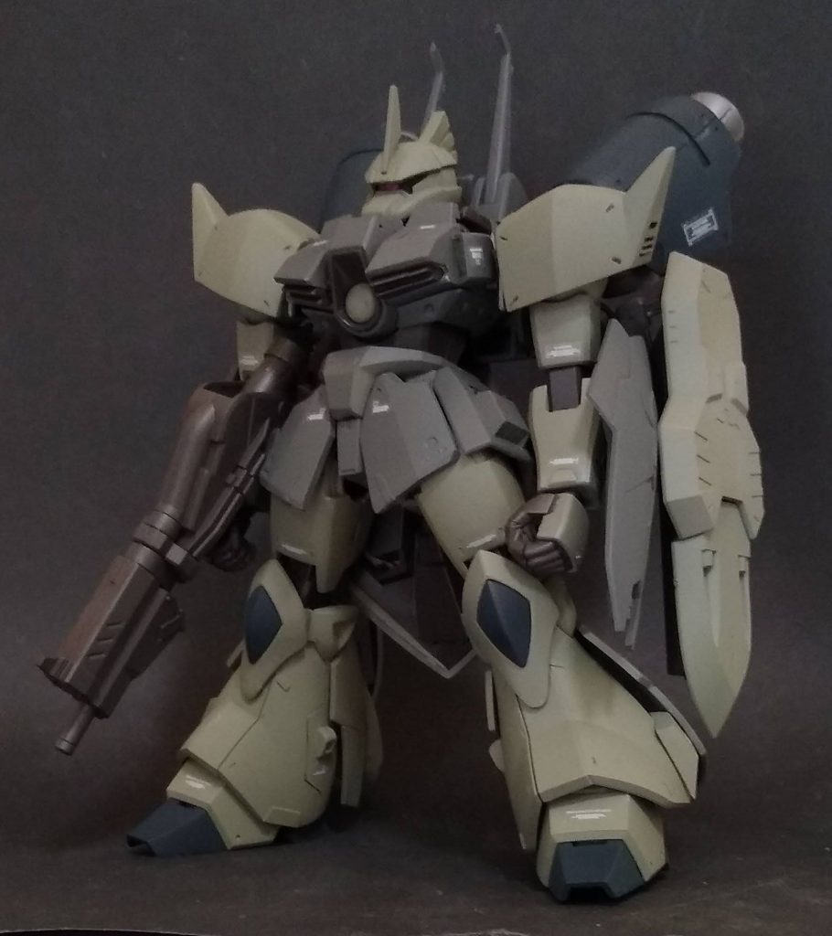 もともとガルバルディとゲルググは似ているので相性はばっちりでした。本体色は、いつかは使いたいと買っておいたRLM02グレーです。おもった以上に緑でしたが、渋くていい色です。背面中央のドーベンウルフのバックパックがネオジオン感を出していると思い、個人的には満足です。バイアランの肩を使った追加ブースターはウェルテクスを意識してつけました。