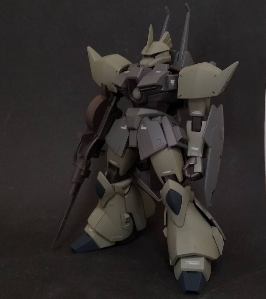 ビルド仕様と先に書きましたが、妄想原型機です。ネオジオンで開発されたゲルググⅡともいうべき状態。背負い物を降ろすとだいぶスリムです。肩幅だけ広げました。