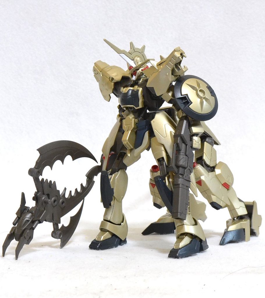 4脚時の前脚はジーエンアルトロンガンダムを使いました。カラーリングや武器類はコードギアス亡国のアキトに出てくるヴェルキンゲトリクスをイメージしてます。右手の武器はコトブキヤのスカルマサカーの頭をジーエンアルトロンの竜の頭に変えてオリエンタルな雰囲気を狙いました。というかジーエンアルトロンのクセつよパーツにあわせました。